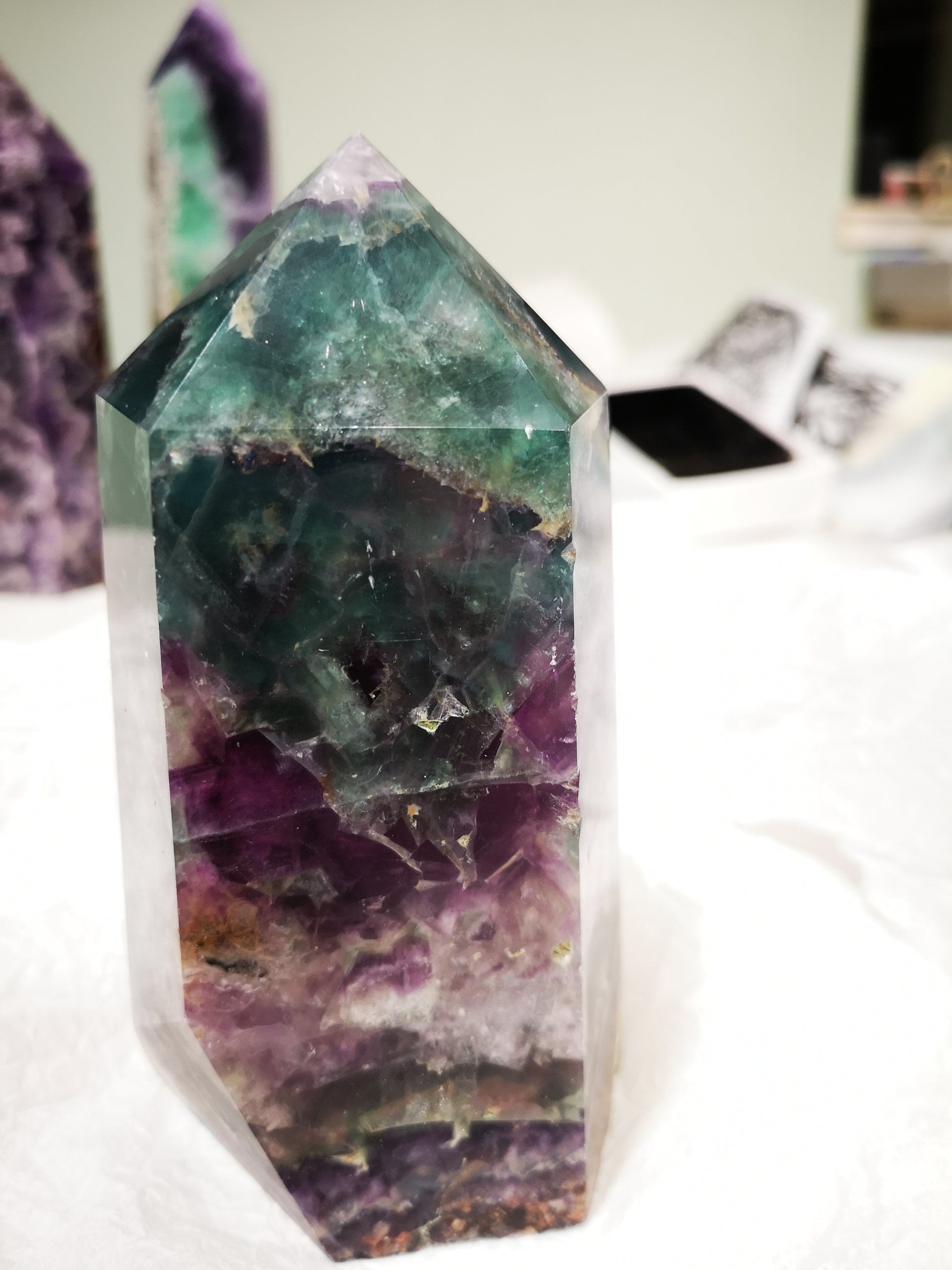 Earthstore® RAINBOW FLUORITE OBELISK - Mexico. Stunning display (1.24kg - 142x82x86)