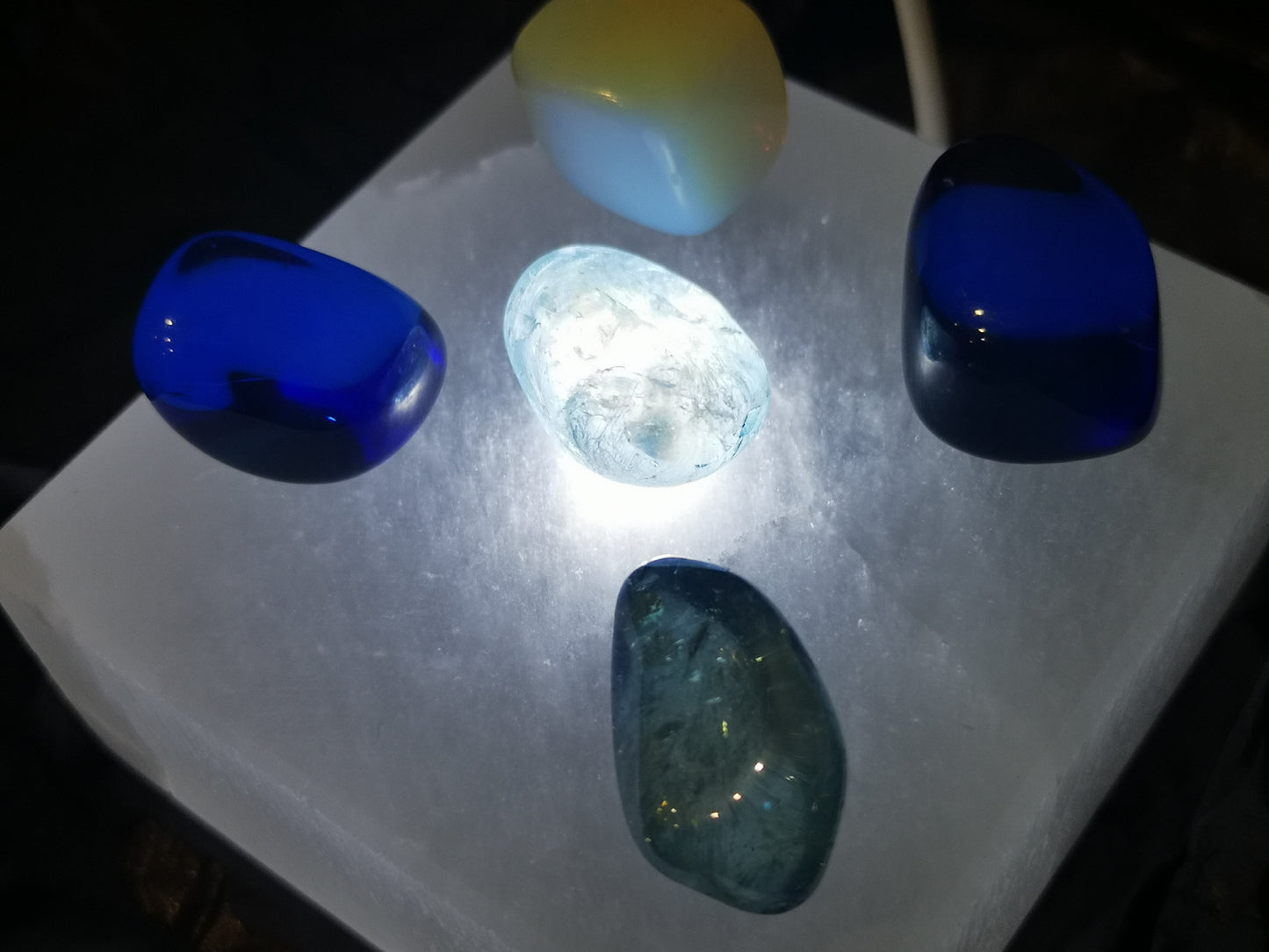 Earthstore® Selenite LED lit Charging & Cleansing Base Plate USB powered