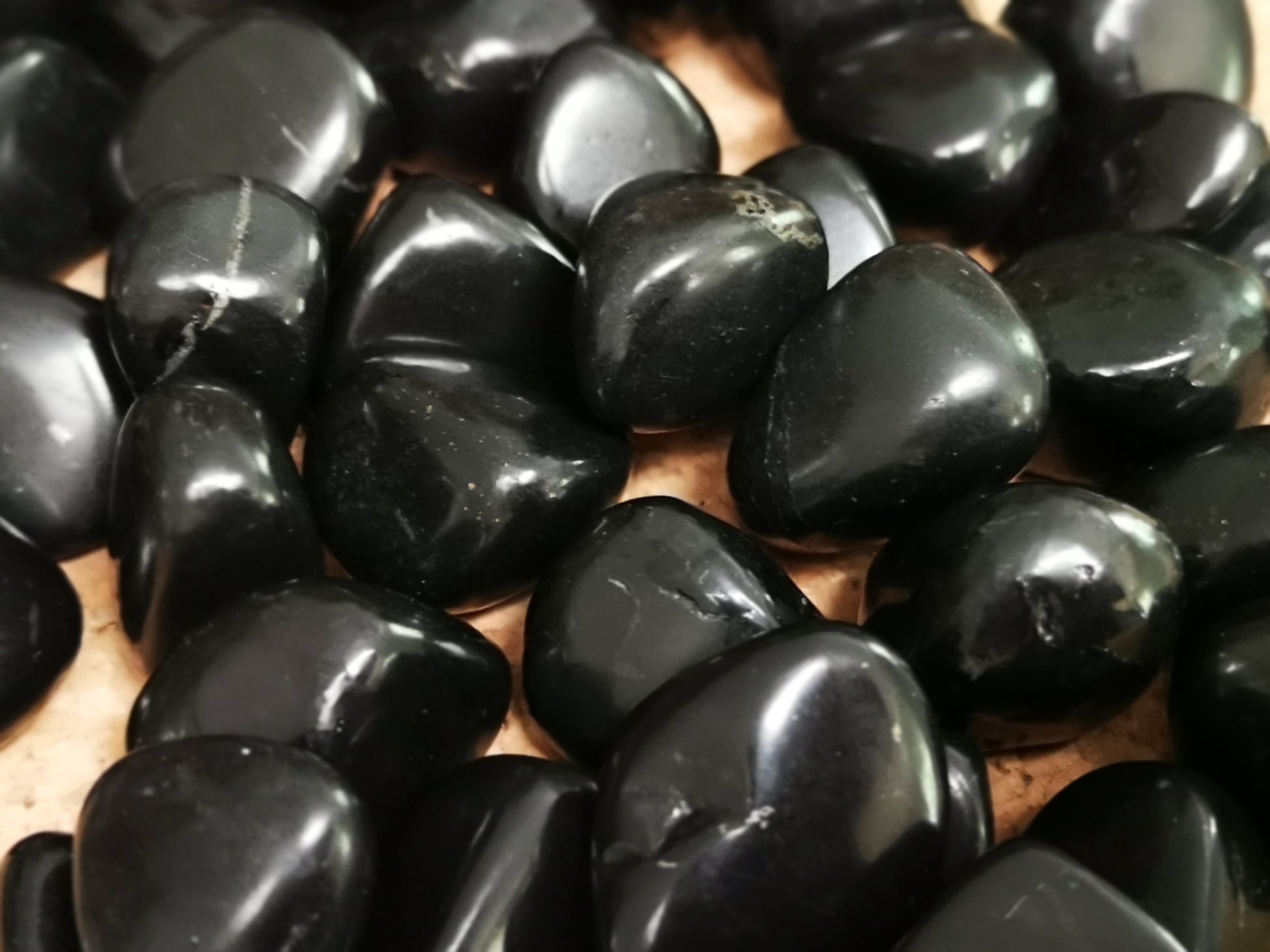 Earthstore® Shungite - Tumblestone (Polished smooth, EMF, Protection, Karelia, Russia C60)