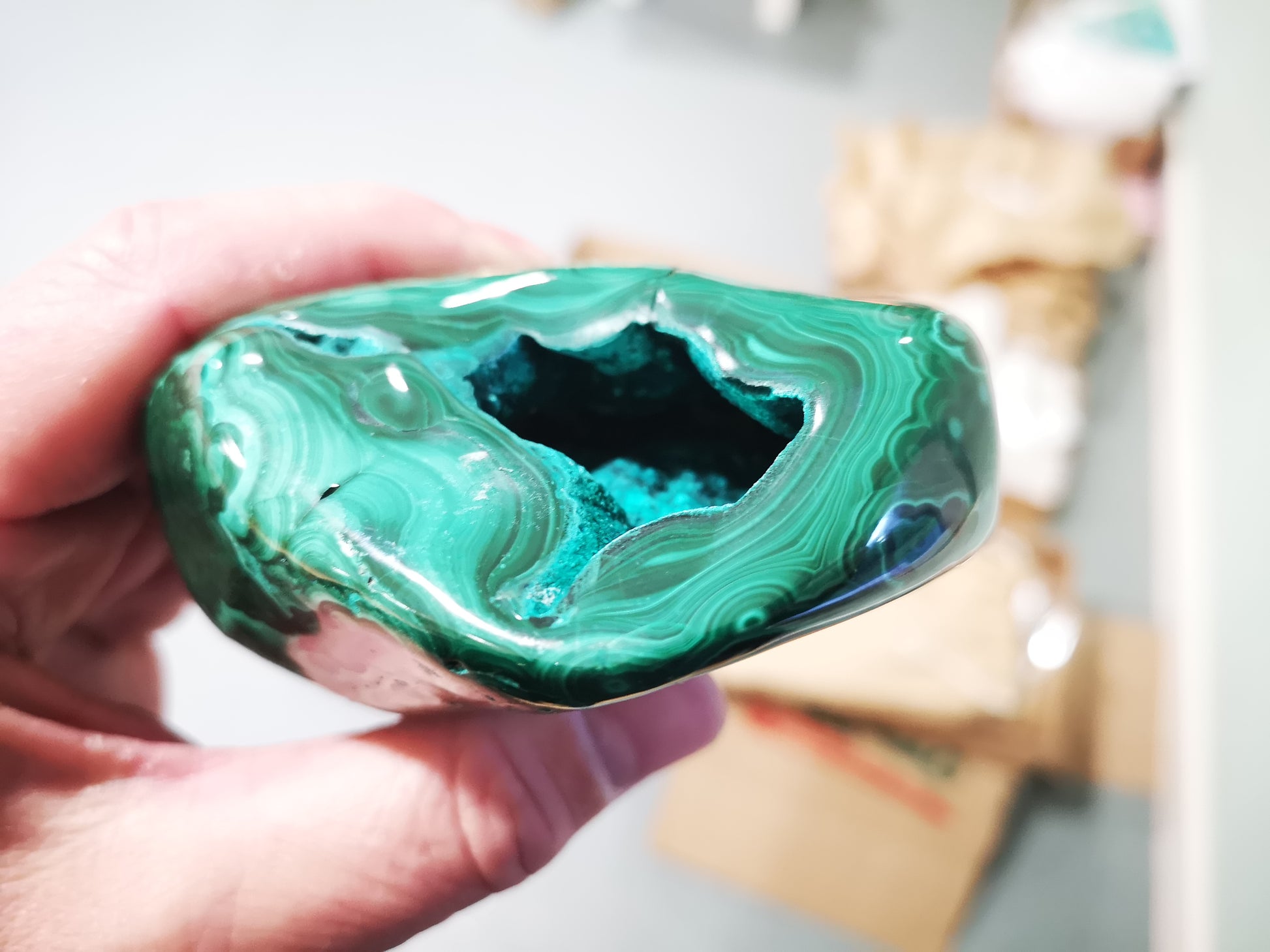 Earthstore® Malachite Freeform display (840g 105x98x58mm) Namibia