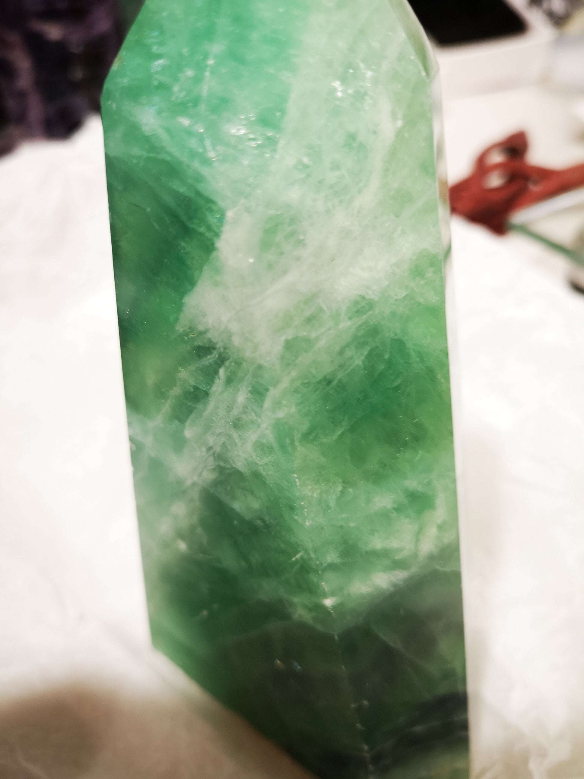 Earthstore® Green Fluorite Obelisk - Mexico. Stunning display (0.8kg - 158X85x35mm)