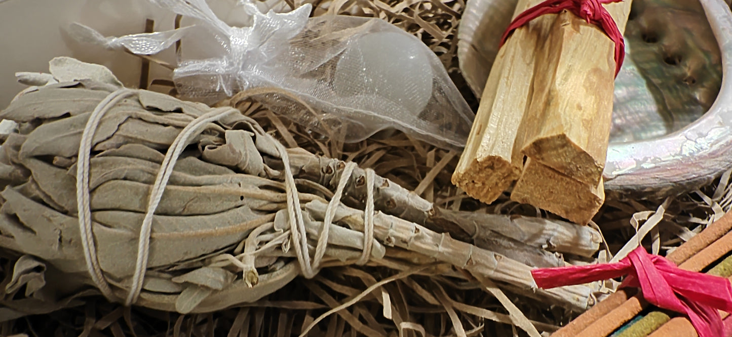 Earthstore® Smudge Kit incl Abalone, white sage, Palo Santo, selenite and incense sticks