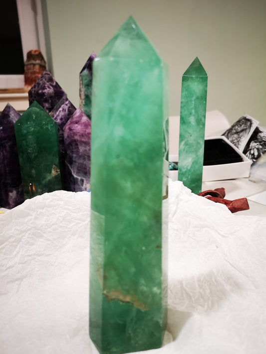 Earthstore® Green Fluorite Obelisk 0.82kg - Mexico. Stunning display (H200mm )