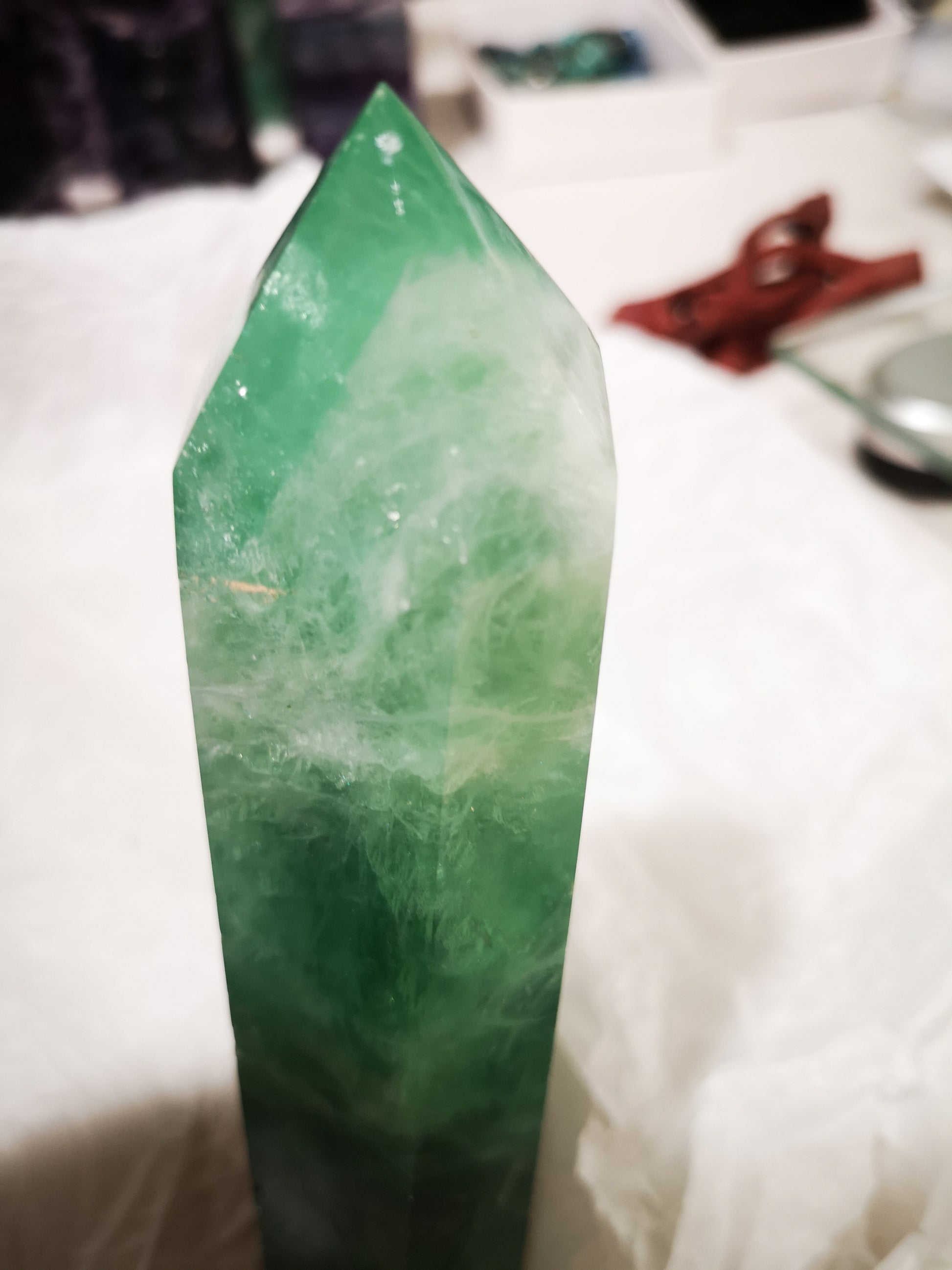 Earthstore® Green Fluorite Obelisk - Mexico. Stunning display (0.8kg - 158X85x35mm)