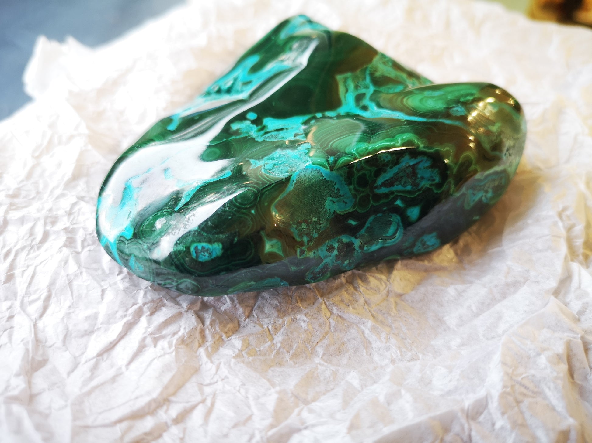 Earthstore® Large Malachite & Chrysocolla Freeform display (470g 112x85x38mm