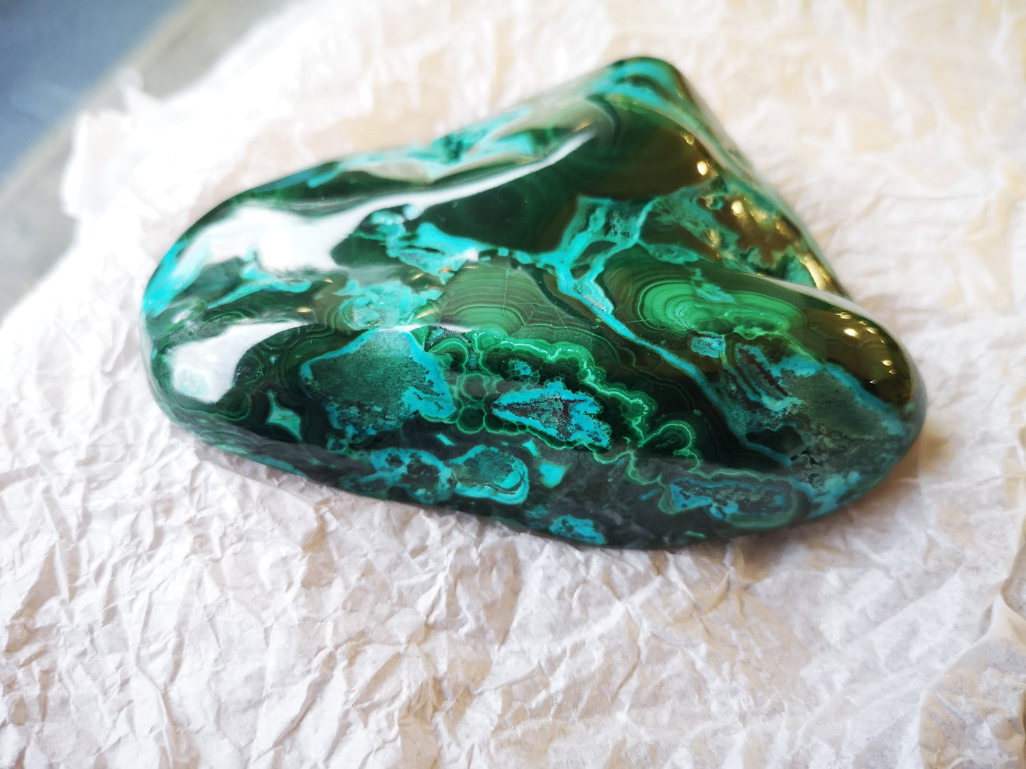 Earthstore® Large Malachite & Chrysocolla Freeform display (470g 112x85x38mm