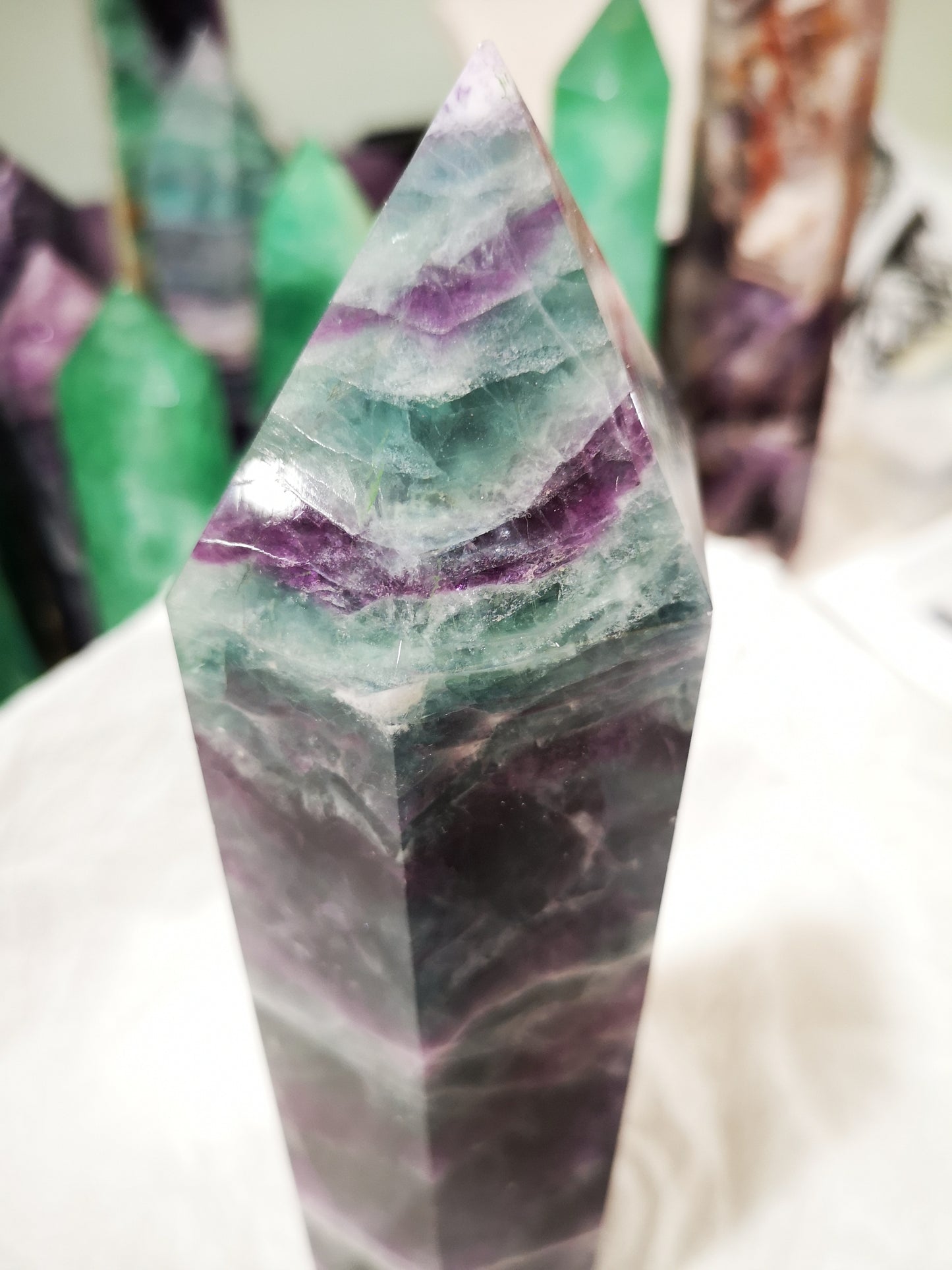Earthstore® GEM GRADED Fluorite Obelisk - Mexico. Stunning display (1.4kg - 250X70X48mm)