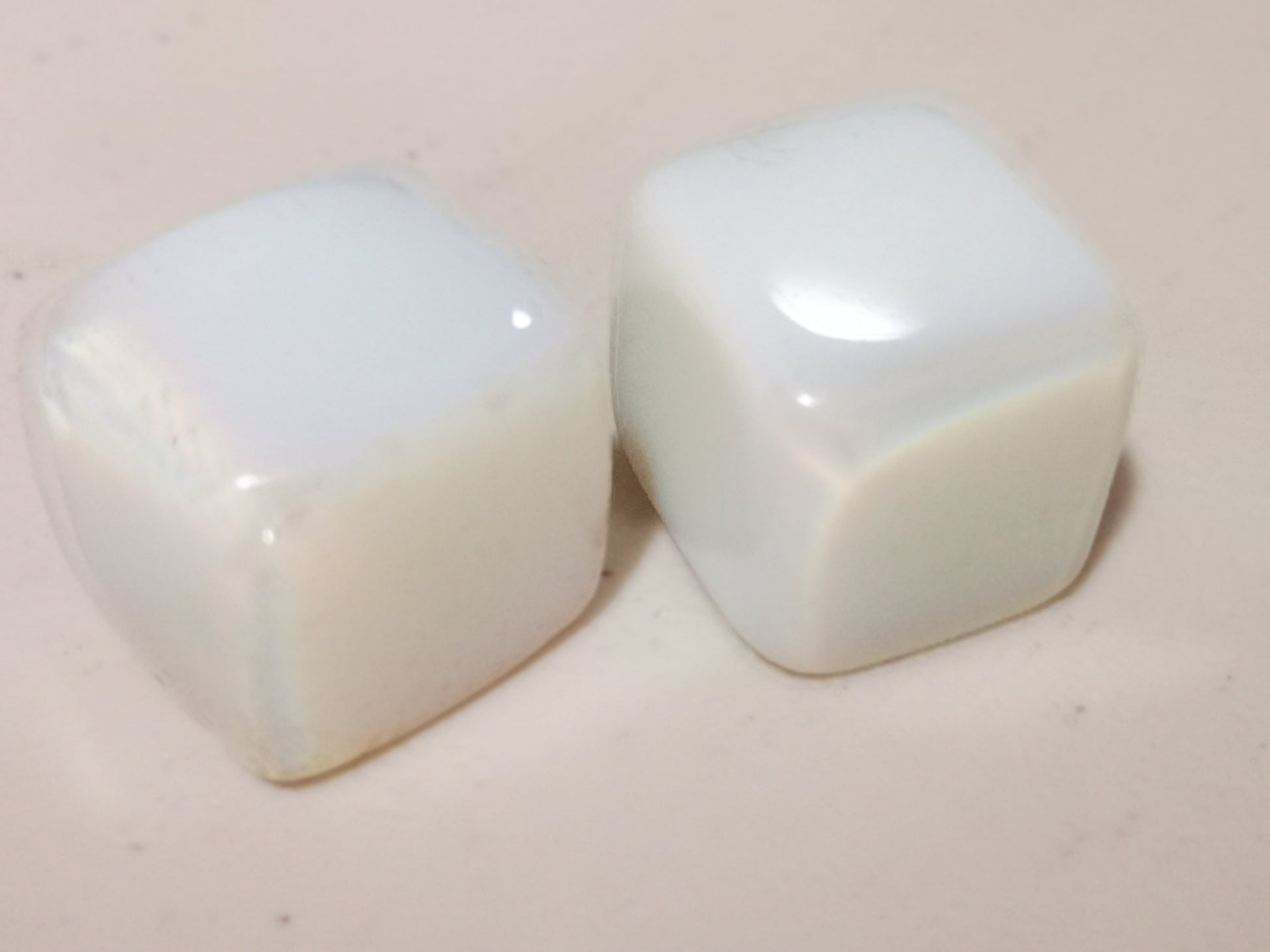 Earthstore® Opalite - Tumblestone - (Cube)