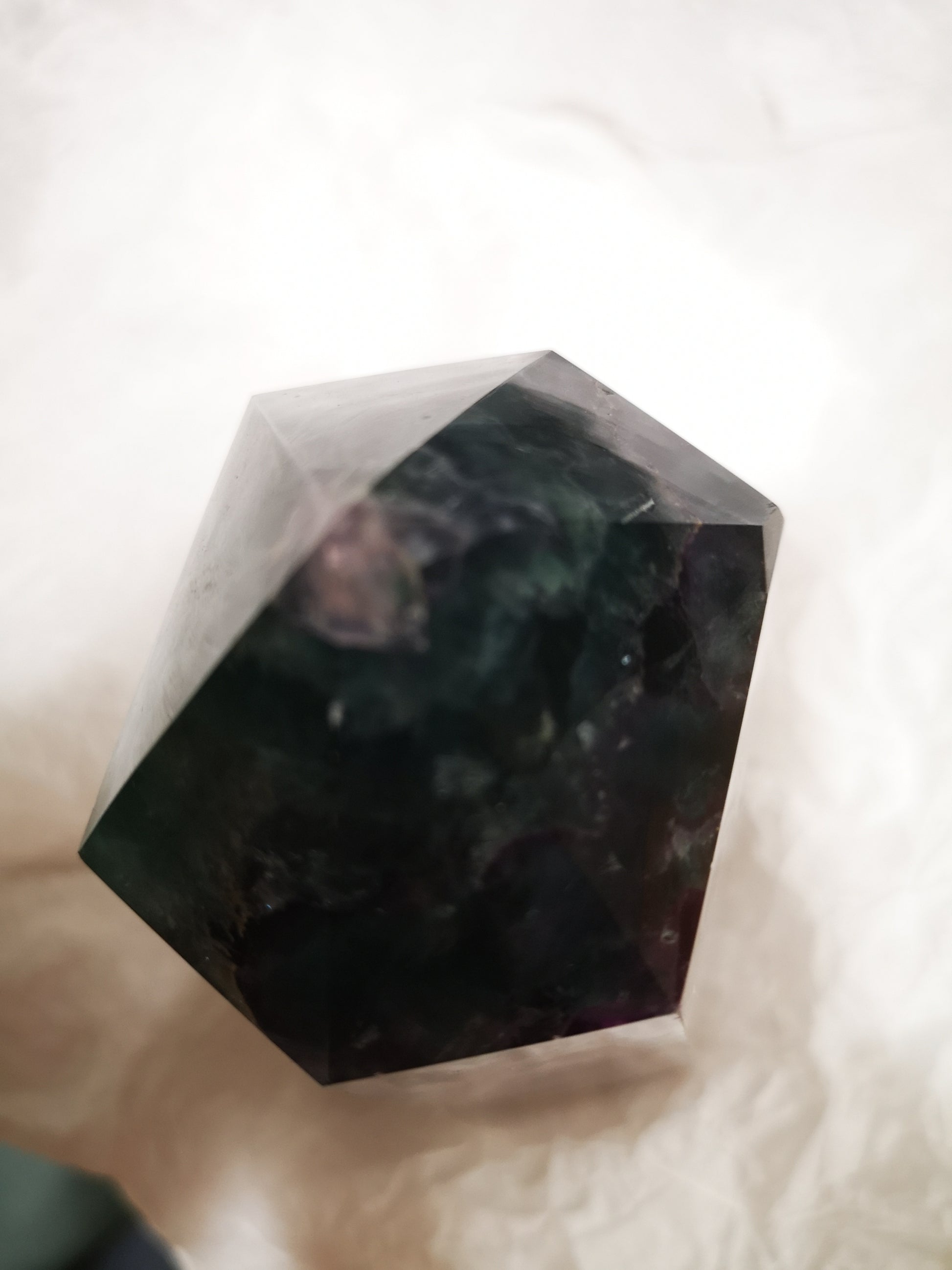 Earthstore® RAINBOW FLUORITE OBELISK - Mexico. Stunning display (1.24kg - 142x82x86)