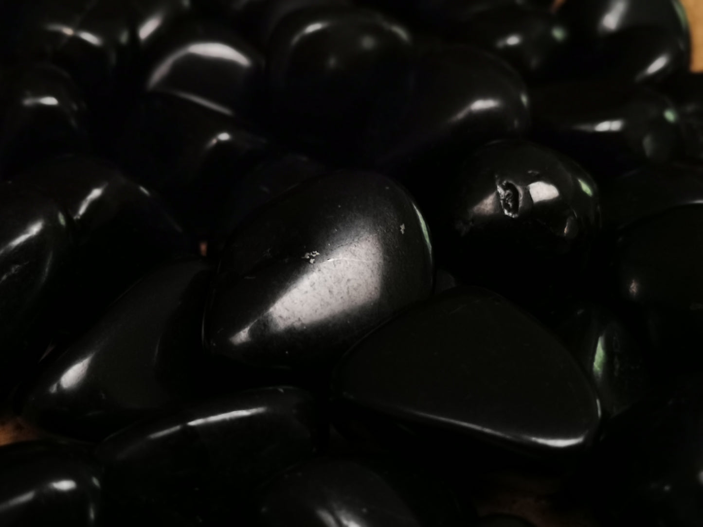 Earthstore® Shungite - Tumblestone (Polished smooth, EMF, Protection, Karelia, Russia C60)