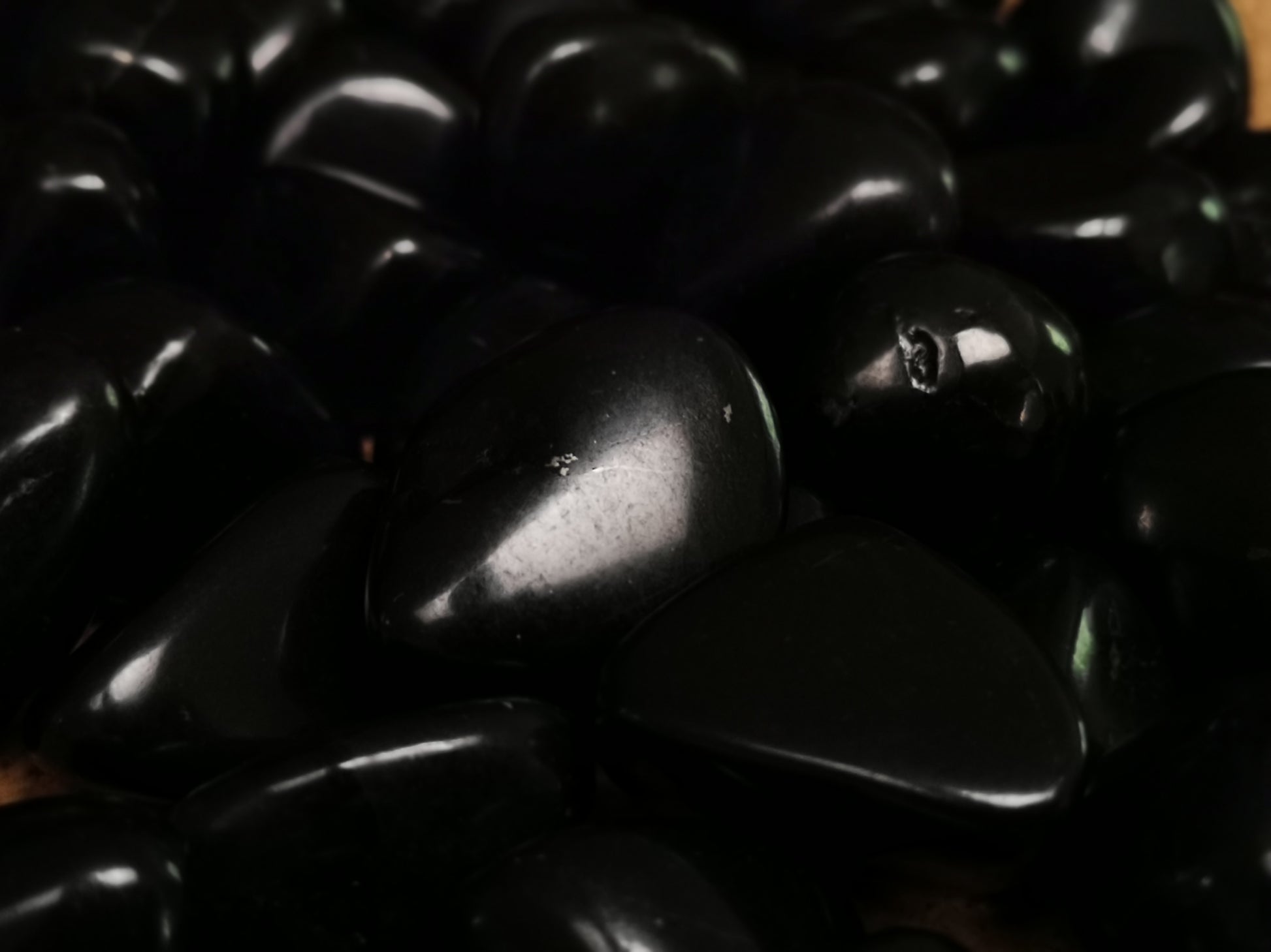 Earthstore® Shungite - Tumblestone (Polished smooth, EMF, Protection, Karelia, Russia C60)