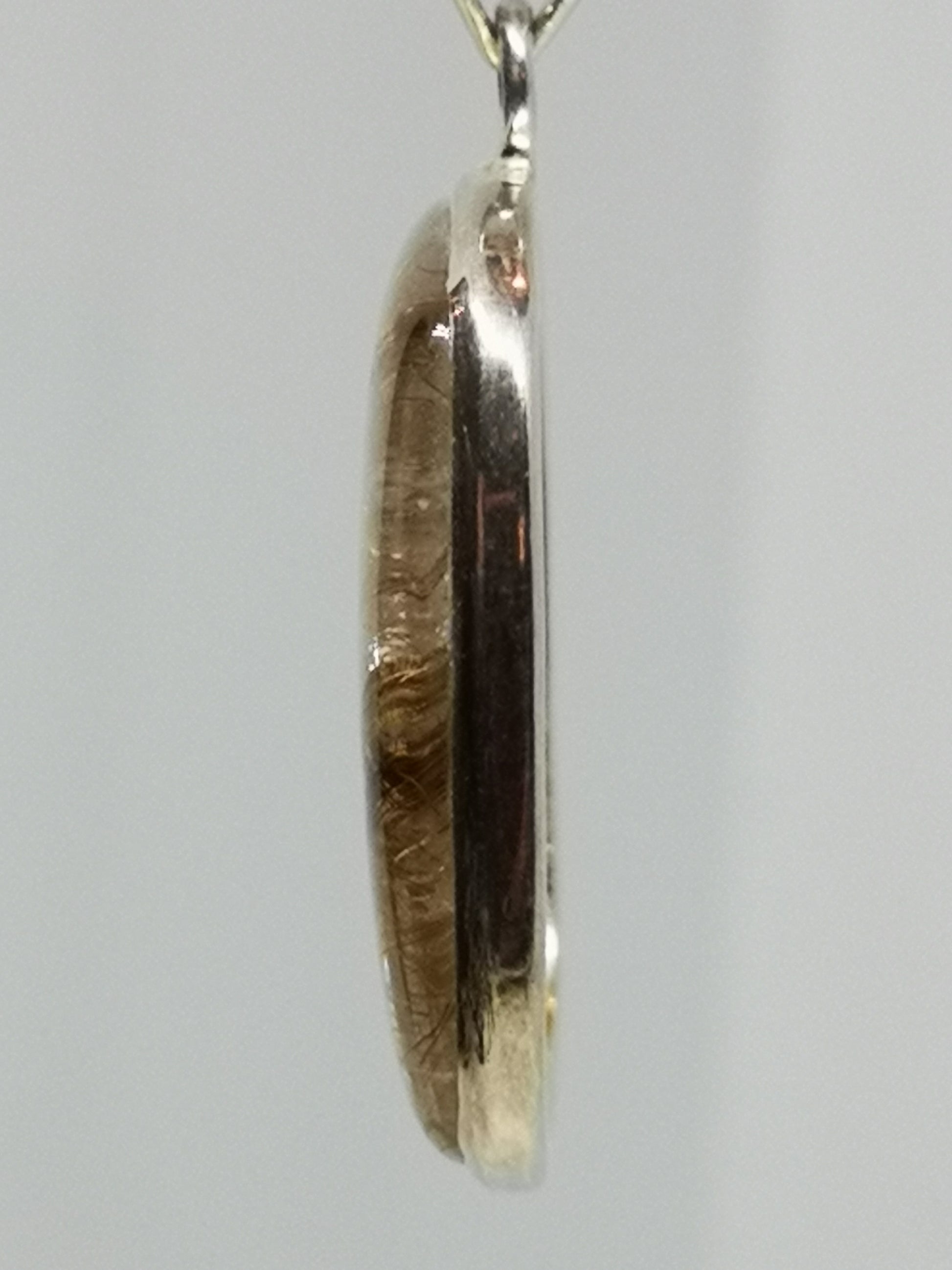 Earthstore® Large Rutilated Angel Hair necklace (Solid silver setting and silver chain)