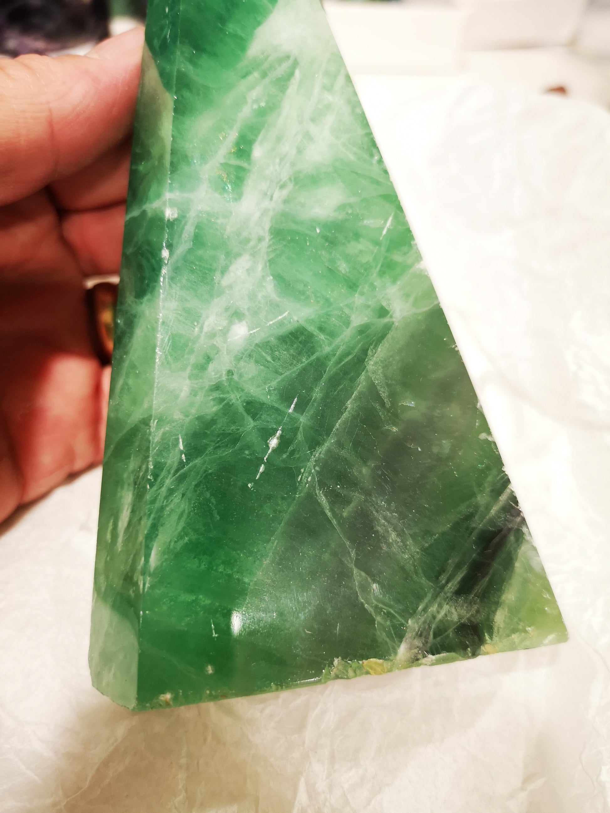 Earthstore® Green Fluorite Obelisk - Mexico. Stunning display (0.8kg - 158X85x35mm)