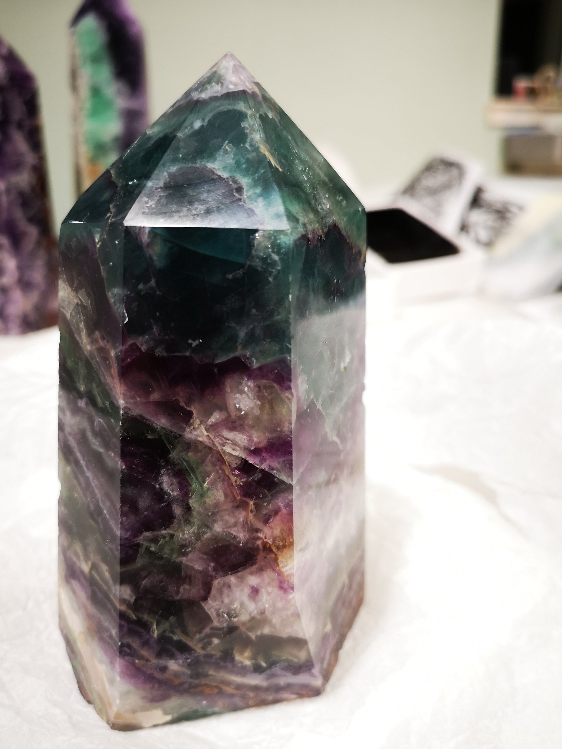 Earthstore® RAINBOW FLUORITE OBELISK - Mexico. Stunning display (1.24kg - 142x82x86)