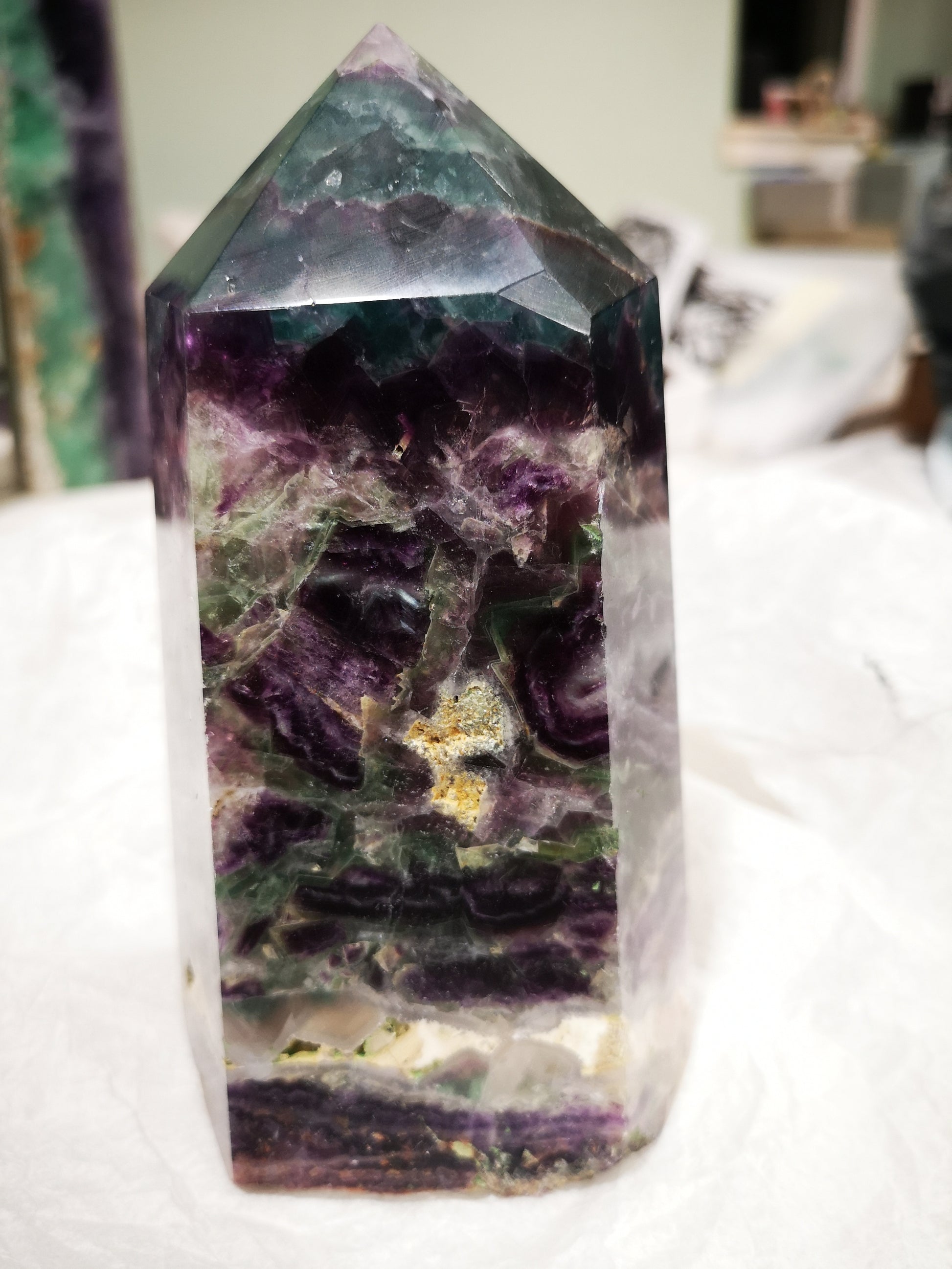 Earthstore® RAINBOW FLUORITE OBELISK - Mexico. Stunning display (1.24kg - 142x82x86)
