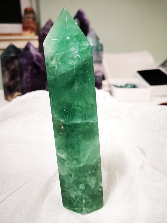 Earthstore® Green Fluorite Obelisk - Mexico. Stunning display (0.8kg - 158X85x35mm)