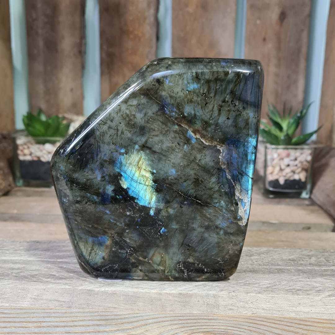 Earthstore® Labradorite Display piece - 116x104x48mm - 1kg
